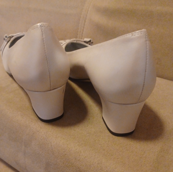 Ros Hommerson pearl heals size 8 - Picture 4 of 6